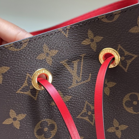 Louis Vuitton NeoNoe Shoulder Bag in Monogram Print with Poppy Red Accents - Picture 5 of 7